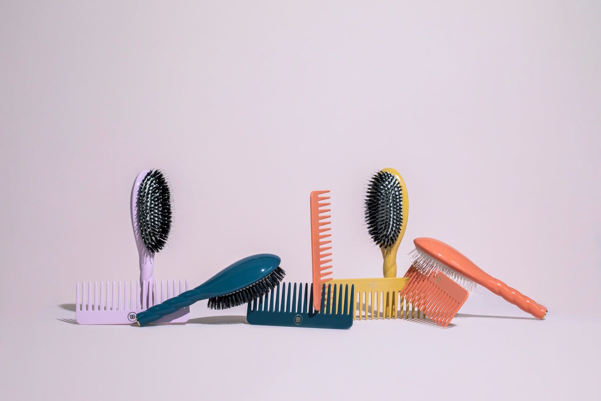 Comment bien démêler ses cheveux bouclés : choisir son peigne/brosse - Cheveux  bouclés naturels : produits, routines, coupes.