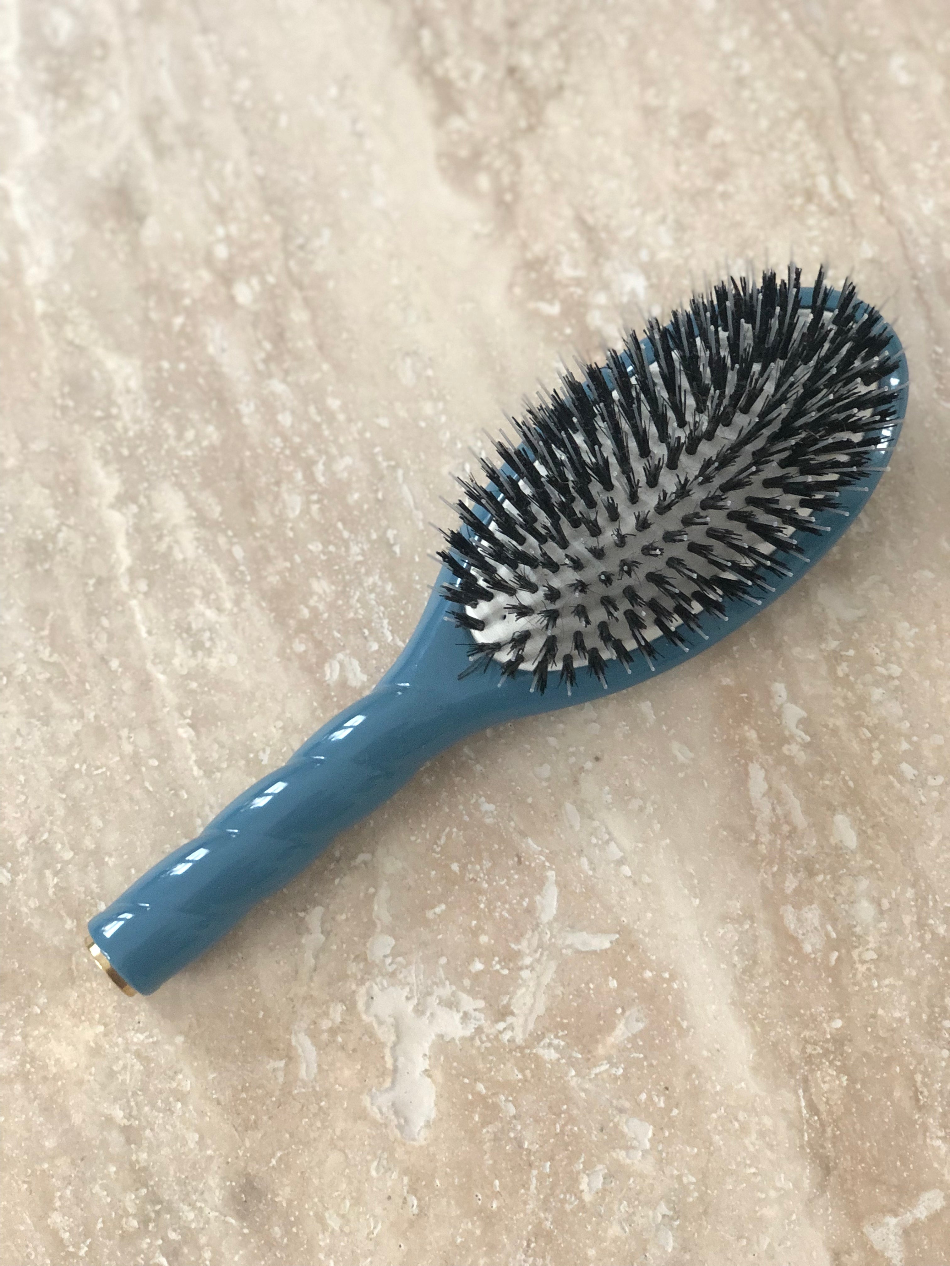 Une brosse sans poil, parfaite pour les personnes chauves !